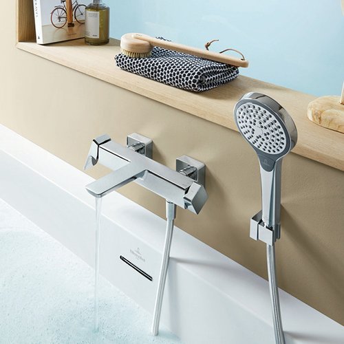 Eine Badewanne in der das Wasser laeuft