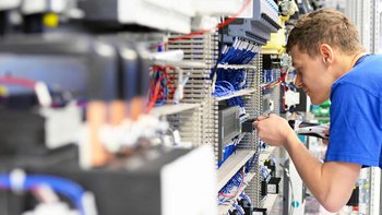 Ein Elektriker überprüft die Elektrik in einem Sicherungskasten